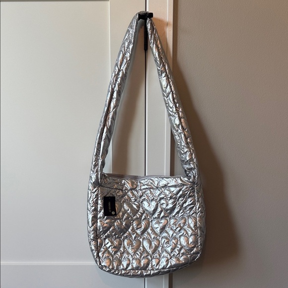 BNWT Forever 21 Silver Quilted Shoulder Bag With Heart Imprints - Picture 1 of 2